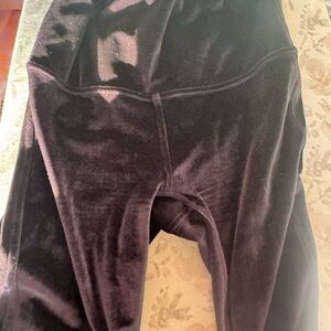 lululemon athletica Black Leggings Wunder Lounge High-Rise Tight 28"
Velvet